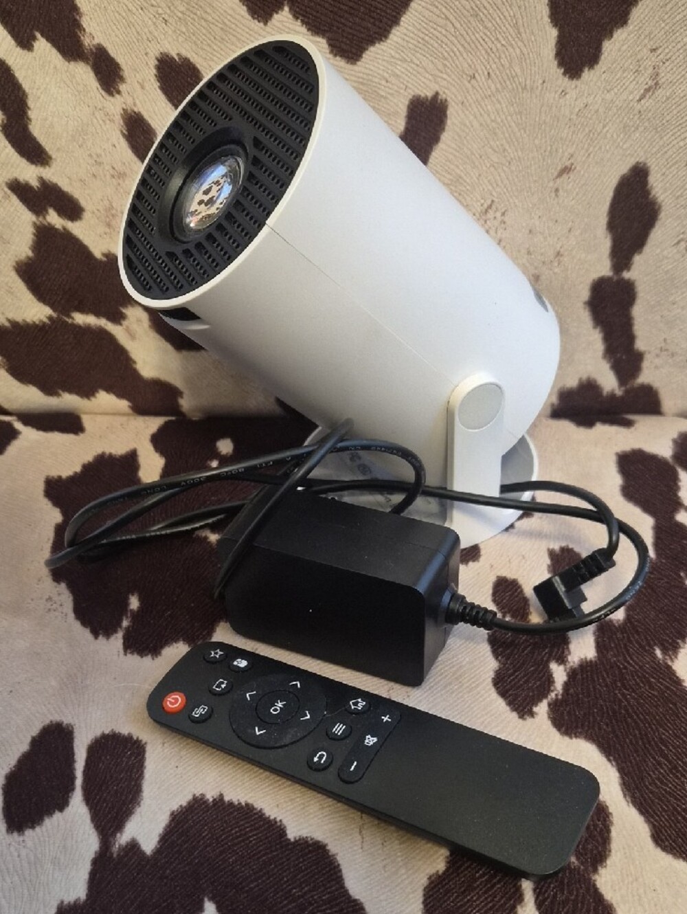 📺Projector With Remote📺 - Picture 3 of 4
